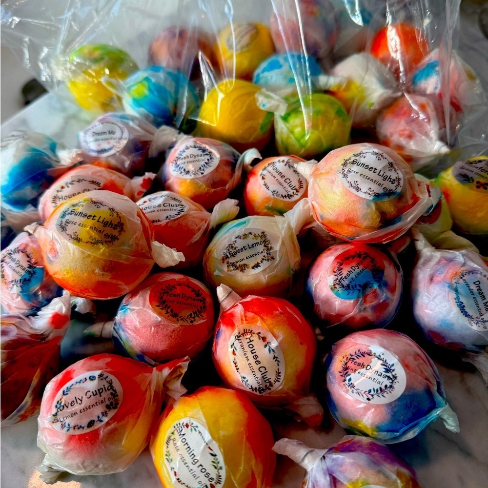 36 Fun and Colorful Bath Bombs
